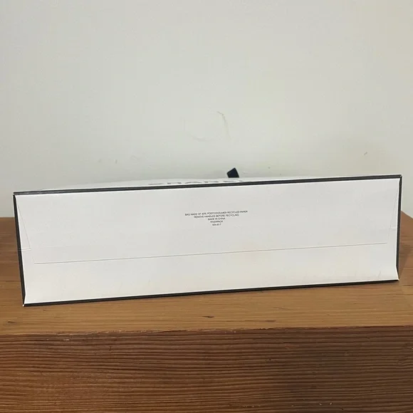 🦁 Chanel Gift Bag with elastic ribbon and two sheets of Chanel tissue - Picture 7 of 12